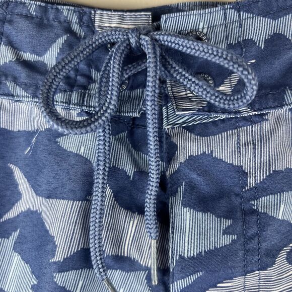 Vineyard Vines Board Shorts Swim Trunks Shark Ocean Fish Print Blue Logo Size 30 - Picture 5 of 10